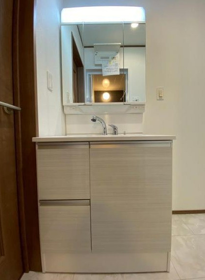 港南区東永谷1丁目戸建の独立洗面台|シャンプードレッサー付き独立洗面台前面から見た写真です。