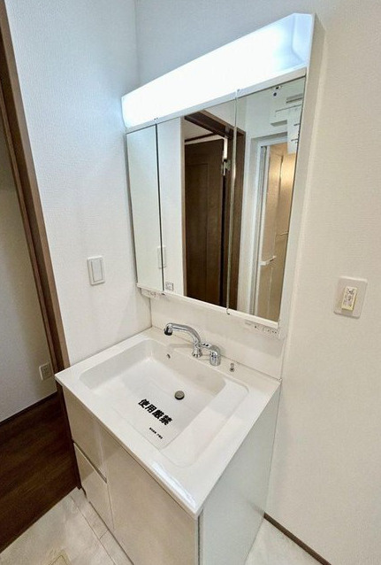 港南区東永谷1丁目戸建の独立洗面台|収納もできる洗面化粧台は大変便利ですね