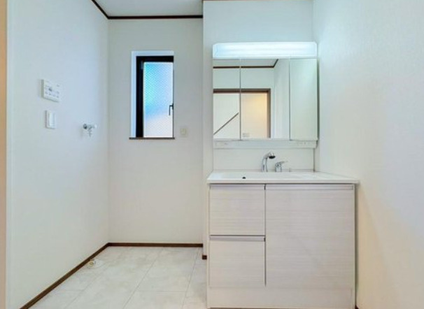 港南区東永谷1丁目戸建の独立洗面台|洗面用品、日用品、ドライヤーなど小物含め収納がたくさんできる独立洗面台です。