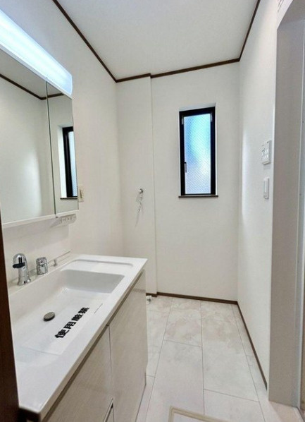 港南区東永谷1丁目戸建の独立洗面台|洗面シンクの幅が広くシャワー付きなので洗髪したりお掃除したりがらくちんですよ。
