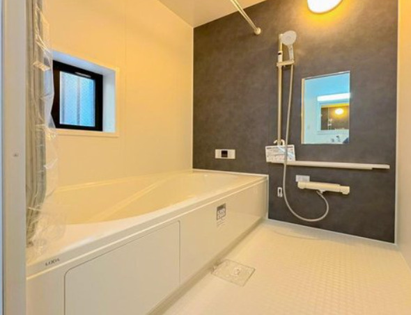 港南区東永谷1丁目戸建の浴室|水はけのよい、からりと乾く床プラス浴室乾燥暖房機付きはカビ知らずですね。