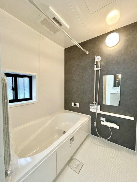 港南区東永谷1丁目戸建の浴室|お疲れの癒し処はやっぱりお風呂、手すり付きバスタブは安全に足を延ばしてゆったりできますね。