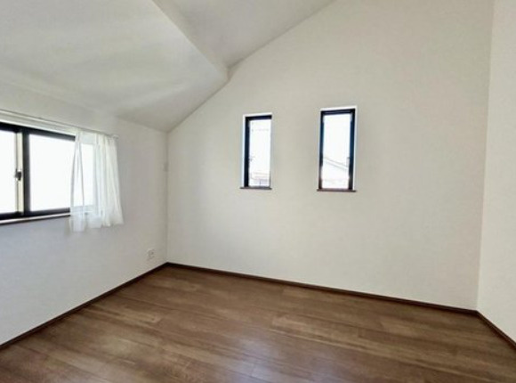 港南区東永谷1丁目戸建の洋室|吹抜けのお部屋は小窓なども取り込んだ設計は、そよ風も呼び込みそうですね。