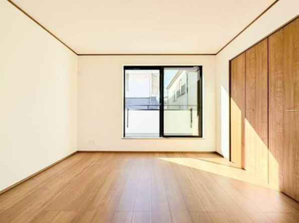 港南区東永谷1丁目戸建の洋室|南西まどから明るい光がリビングダイニングやお部屋を照らします。