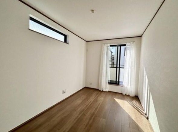 港南区東永谷1丁目戸建の洋室|サボテンや観葉植物を並べてみたりできそうな楽しさのある明り取りの横長窓ですね。