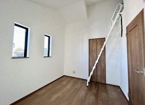 港南区東永谷1丁目戸建のその他|北東側洋室は吹抜け、天井を見上げるとロフトがありお部屋は開放的に映りますね。