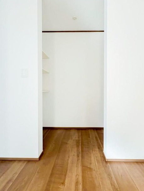 港南区東永谷1丁目戸建の収納|棚板がたくさんあり、便利なそうな明るい印象のクローゼットですね。