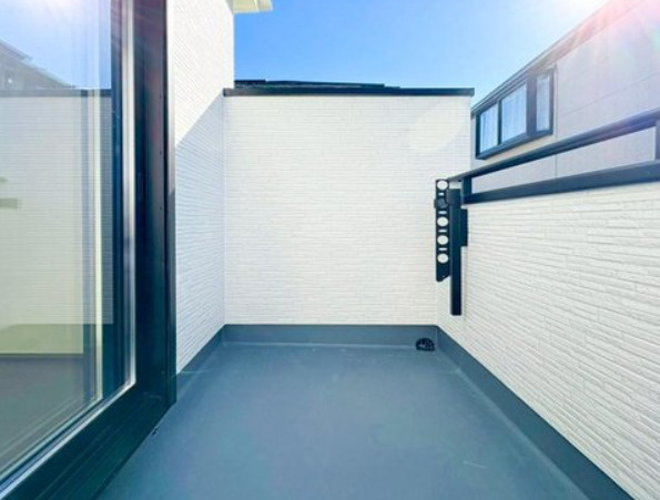 港南区東永谷1丁目戸建のバルコニー|太陽が大好きな観葉植物を育てるのにも大活躍しそうなバルコニーの向きです。