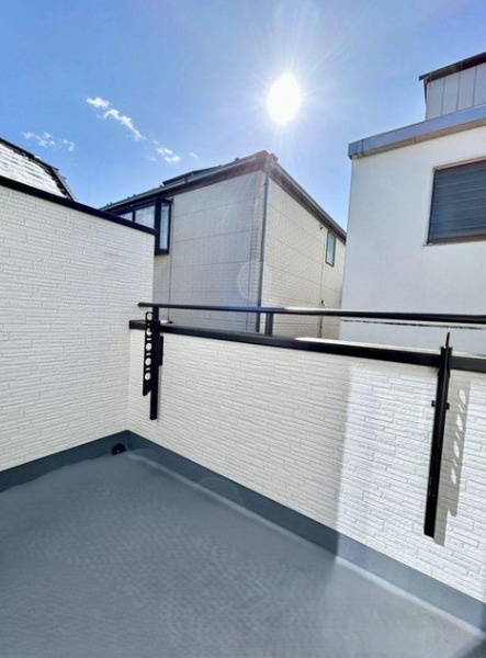 港南区東永谷1丁目戸建のその他|お日様サンサンバルコニーは大容量のお洗濯もお布団干しもぱぱっと乾いてしまいそう。