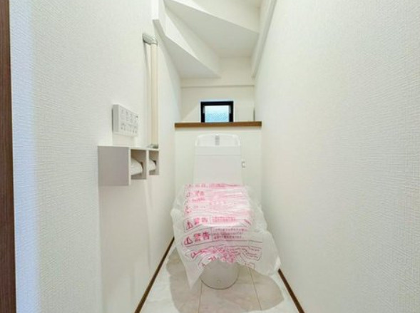 港南区東永谷1丁目戸建のトイレ|トイレに安全手すりも設置、小窓が付いているので空気籠らず清潔で通風良好ですね