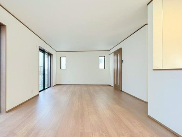 港南区東永谷1丁目戸建の居間・リビング|ダイニングテーブルをキッチン側に配置すればカウンターキッチンにも変身しそう。