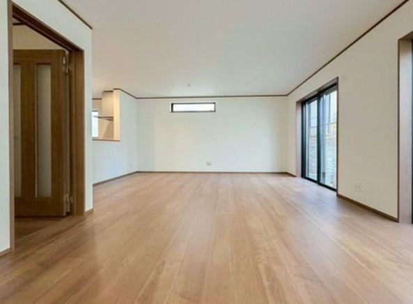 港南区東永谷1丁目戸建の居間・リビング|リビングは家具配置に困らない18帖超えの広さがあり、お掃除もしやすそうですね。