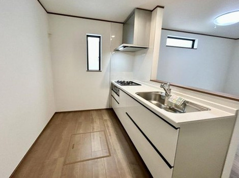 港南区東永谷1丁目戸建のキッチン|無駄のない美しいシステムキッチンでご家族や友人に腕を振るってごちそうをどうぞ。