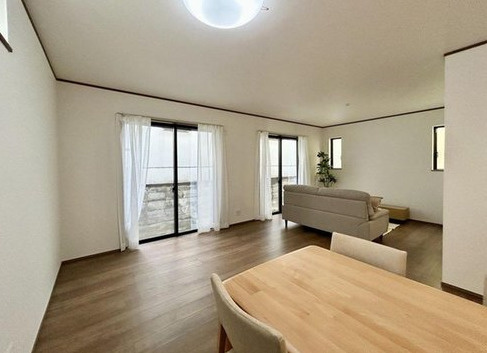 港南区東永谷1丁目戸建の居間・リビング|目が行き届く広いリビングはお子様のお昼寝や遊び場として安全スペースになりますね