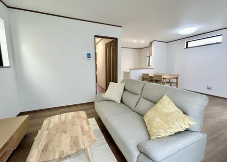 港南区東永谷1丁目戸建の居間・リビング|居間にソファ、キッチン側にテーブルを配置すればカウンターキッチンにも変身しそう。