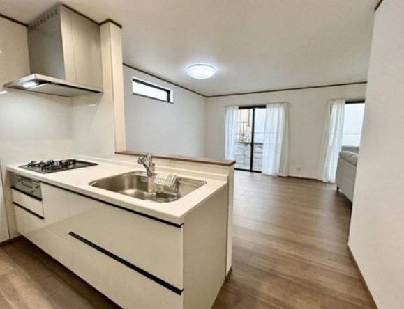 港南区東永谷1丁目戸建のキッチン|対面式キッチンはご主人様や笑顔のお子様達の様子を見ながらお料理できますね。