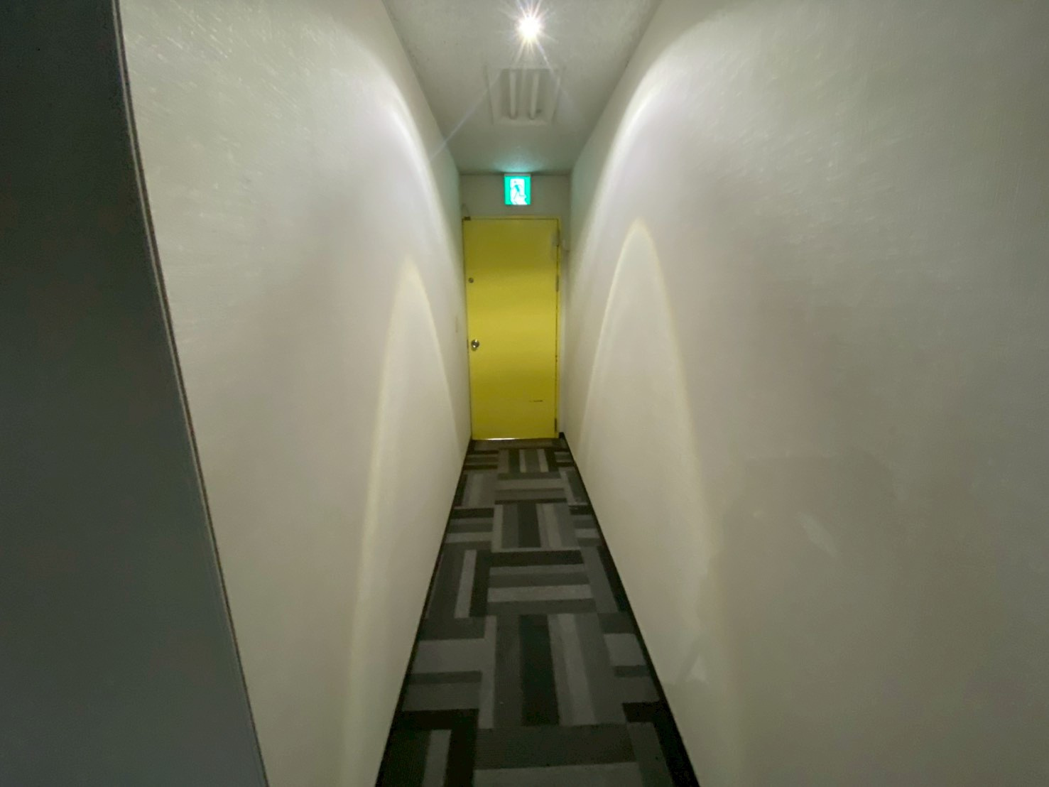 第７山秀ビル のエントランス