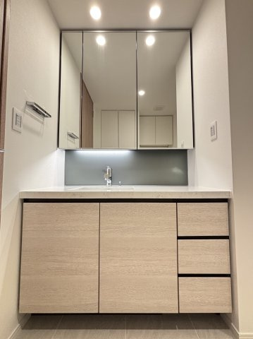 Sun Village T棟 39階のその他|三面鏡の収納スペースが豊富なドレッシングルーム