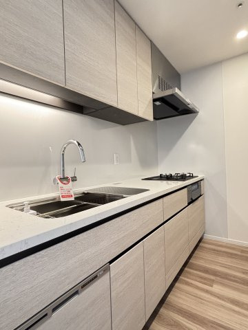 Sun Village T棟 39階のキッチン|食洗機、ディスポーザー、浄水器、カップボードが設置されたキッチン