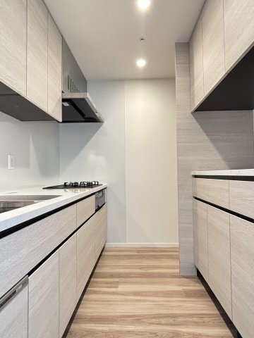 Sun Village T棟 39階のキッチン|食洗機、ディスポーザー、浄水器、カップボードが設置されたキッチン