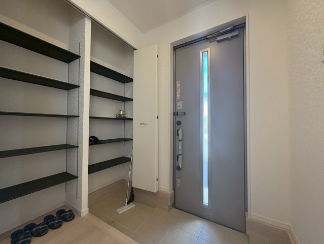 ♥♥うるま市塩屋第1-1号棟（全4棟)の玄関|収納もある玄関です