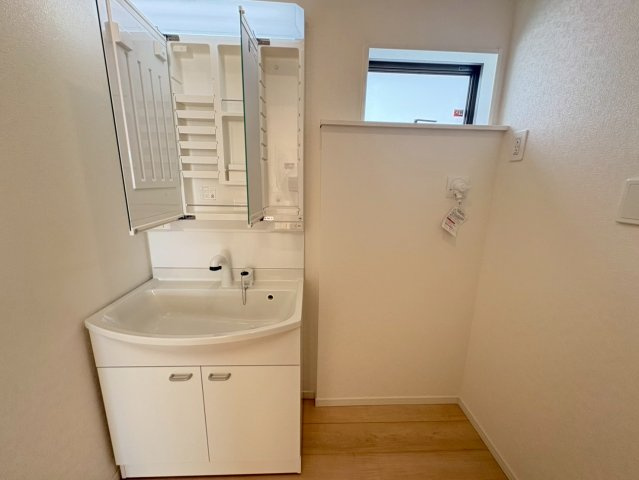 ♥♥うるま市塩屋第1-1号棟（全4棟)の独立洗面台|朝の支度にも助かる、独立の洗髪洗面化粧台