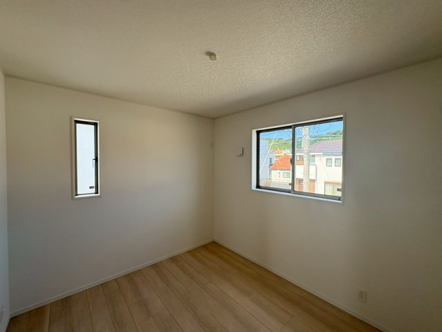 ♥♥うるま市塩屋第1-1号棟（全4棟)の洋室|落ち着いた色調の洋室です