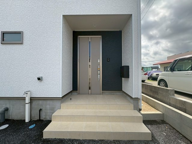 ♥♥うるま市塩屋第1-1号棟（全4棟)の玄関|落ち着いた玄関です
