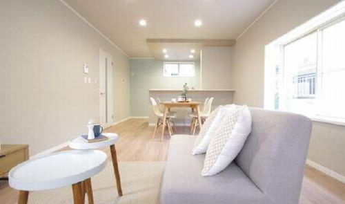 【居間・リビング】 | 【仲介手数料０円】厚木市三田南1丁目　中古一戸建て | 厚木市三田南1丁目　中古一戸建て