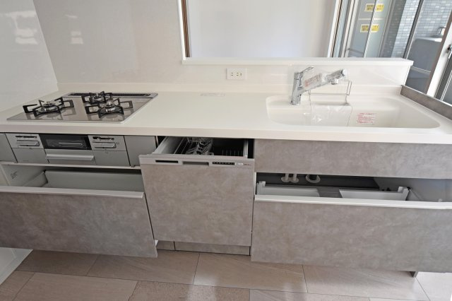 パークスクエア宝塚フォレストタワーのキッチン|食洗機付きシステムキッチンは新調済です。
綺麗なキッチンで新生活を始められるのは嬉しいポイントですね。