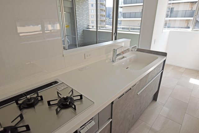 パークスクエア宝塚フォレストタワーのキッチン|対面式キッチンはお料理中でも家族とのコミュニケーションが弾みます。