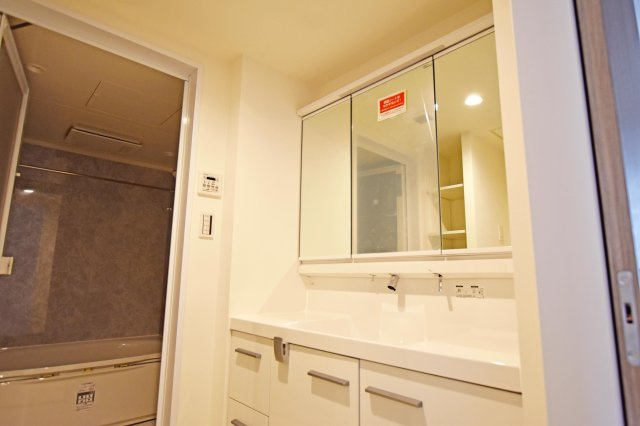 パークスクエア宝塚フォレストタワーの独立洗面台|三面鏡裏収納にはスキンケア化粧品等の小物を、洗面ボウル下にはタオルや洗剤等を収納できます。