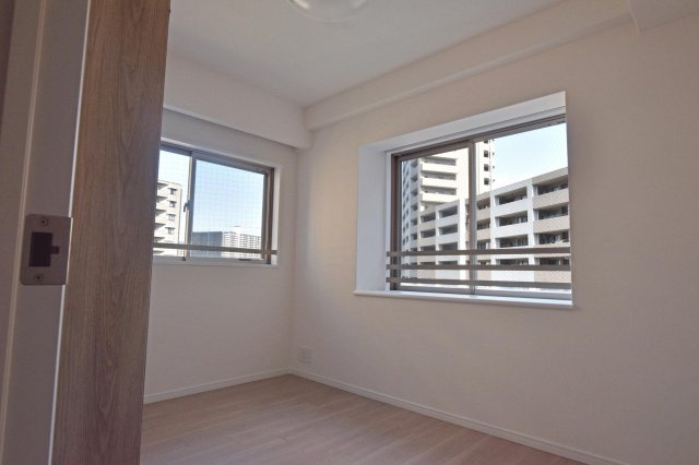 パークスクエア宝塚フォレストタワーの洋室|お気に入りのインテリアを設置したり、作業スペースにしたりと色々な活用が出来ます◎