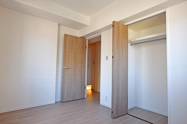 パークスクエア宝塚フォレストタワーの洋室|クローゼットはコンパクトなサイズですが、お洋服はしっかり収納していただけます。