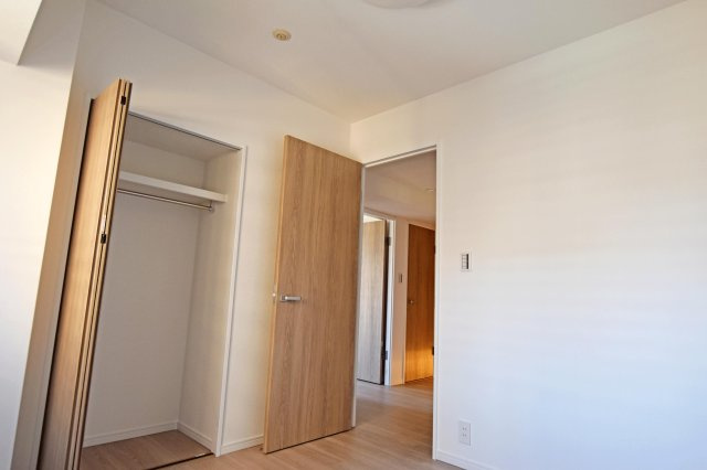 パークスクエア宝塚フォレストタワーの洋室|枕棚とハンガーレール付き収納は衣服だけでなく、大きな荷物も十分に収納できます◎