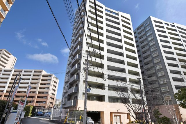 パークスクエア宝塚フォレストタワーの外観|JR福知山線「宝塚」駅徒歩7分。
2025年11月内装リフォーム完了済みの綺麗な物件です。
即日ご内覧可能！お気軽にお問い合わせください。