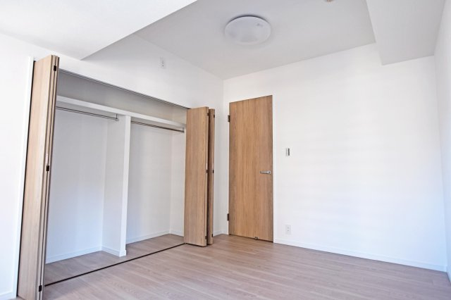パークスクエア宝塚フォレストタワー|6帖の洋室は主寝室としても十分な広さ。収納も完備しています◎