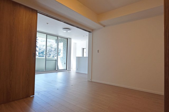 パークスクエア宝塚フォレストタワーの洋室|6帖の洋室は主寝室としても十分な広さ。収納も完備しています◎