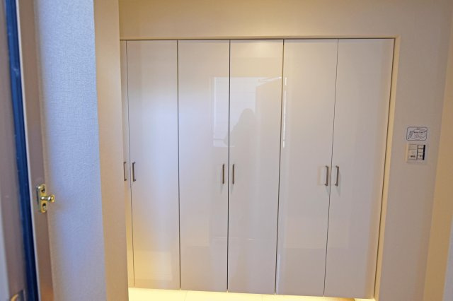 パークスクエア宝塚フォレストタワーの玄関|シューズクローゼットが大きいので家族が多くても安心ですね◎