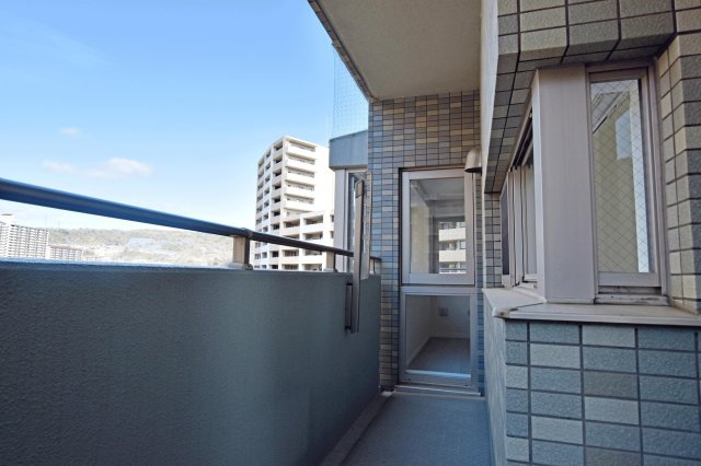 パークスクエア宝塚フォレストタワーのバルコニー|南向きバルコニーは洗濯物を干すだけでなく、気分転換にのんびりできるのもいいですね。
