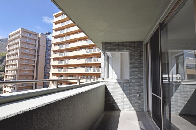 パークスクエア宝塚フォレストタワーのバルコニー|南向きバルコニーは洗濯物を干すだけでなく、気分転換にのんびりできるのもいいですね。