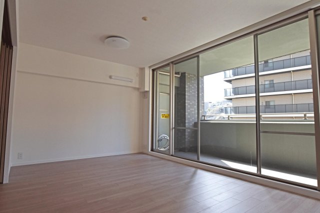 パークスクエア宝塚フォレストタワーの居間・リビング|2面バルコニーに面しているので、沢山の自然光を取り入れることができ家族が集まる空間がより明るくなります。