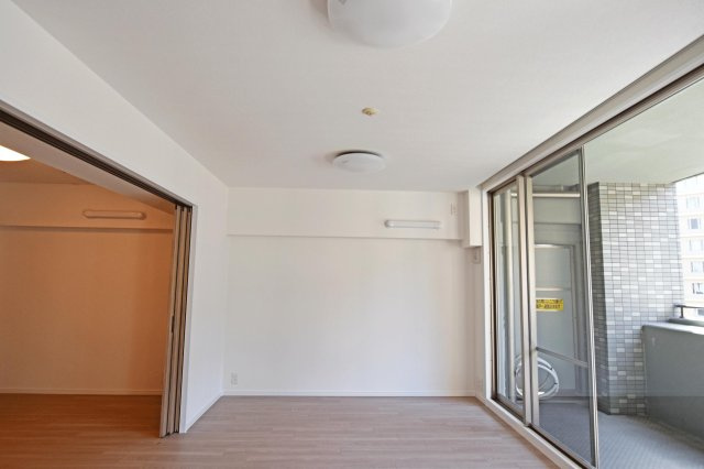 パークスクエア宝塚フォレストタワーの居間・リビング|LDKは16.5帖とゆとりあるため、リラックスできる空間を十分に確保することができます。