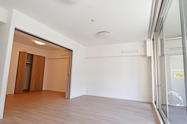 パークスクエア宝塚フォレストタワーの居間・リビング|南西向きのお部屋なので日当たり良好な物件となっております。