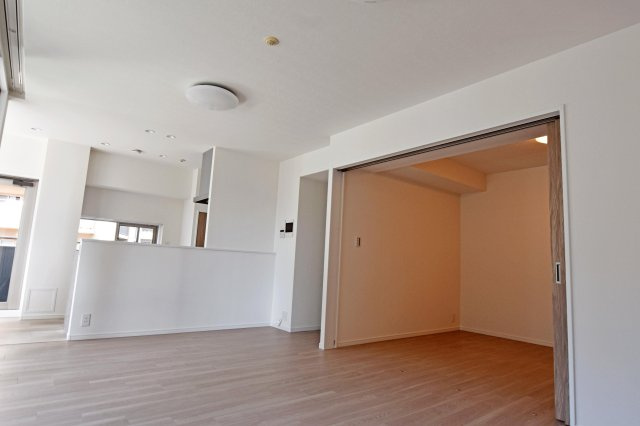 パークスクエア宝塚フォレストタワーの居間・リビング|明るく広々としたリビングは家族が自然と集まる寛ぎ空間です。