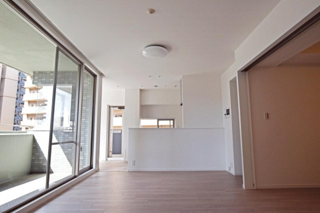 パークスクエア宝塚フォレストタワーの居間・リビング|対面式キッチンでダイニングとの距離も近く料理をダイニングに運んだり、片付けたりするのが楽なので家事の時短に繋がります。