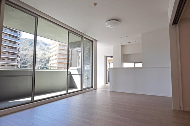 パークスクエア宝塚フォレストタワーの居間・リビング|対面式キッチンでダイニングとの距離も近く料理をダイニングに運んだり、片付けたりするのが楽なので家事の時短に繋がります。