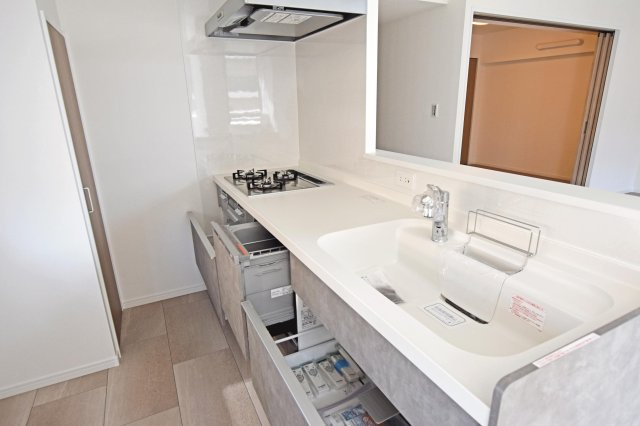 パークスクエア宝塚フォレストタワーのキッチン|新調されたシステムキッチン◎3口コンロとグリル付きで、お料理の幅が広がる嬉しいキッチンです。