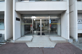 【エントランス】 | マンションの正面エントランス。出入りする人間を癒してくれるマンション入り口であり、その建物の「顔」でもあります。～即日のご見学可能～　お問合せはお気軽にどうぞ。
