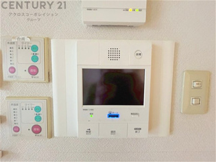 訪問者が来たときにテレビ画面で確認できるため、安心してドアを開けられます。録画機能があるものもあり、留守中に来訪者を記録しておくことができます。利便性が高く、セキュリティ面でも安心です。